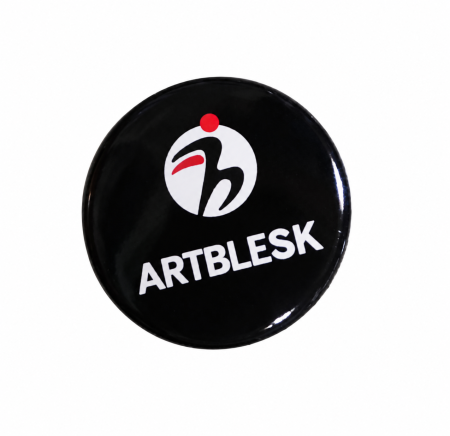 Глянцевая чёрная кнопка ARTBLESK на белом фоне
