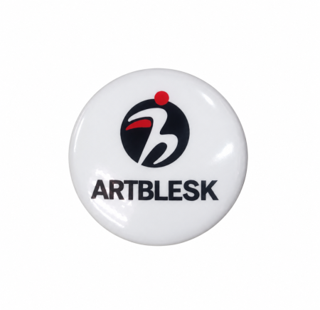 Глянцевый значок ARTBLESK на белом фоне